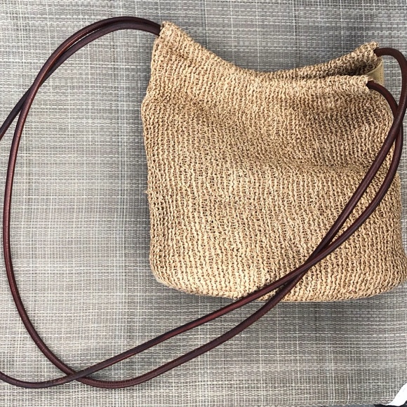 HOBO Straw Bag with Cross Over Leather Strap (HOBO Storage Bag Included) - Picture 2 of 15